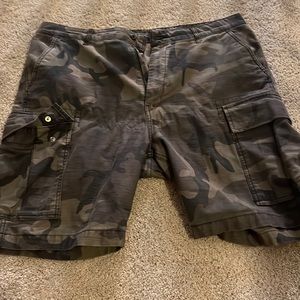 Mens camo Levi’s shorts